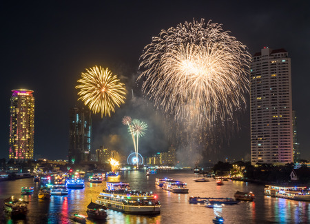 BANGKOK - JANUARY 1: New year countdown celebration fireworks along Chaophraya river, view from Taksin bridge in Bangkok, Thailand, on January 1, 2016.のeditorial素材