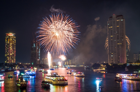 BANGKOK - JANUARY 1: New year countdown celebration fireworks along Chaophraya river, view from Taksin bridge in Bangkok, Thailand, on January 1, 2016.のeditorial素材