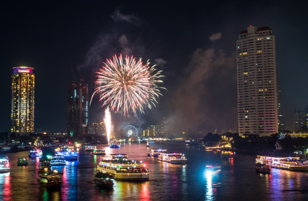 BANGKOK - JANUARY 1: New year countdown celebration fireworks along Chaophraya river, view from Taksin bridge in Bangkok, Thailand, on January 1, 2016.のeditorial素材