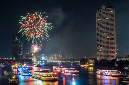 BANGKOK - JANUARY 1: New year countdown celebration fireworks along Chaophraya river, view from Taksin bridge in Bangkok, Thailand, on January 1, 2016.のeditorial素材