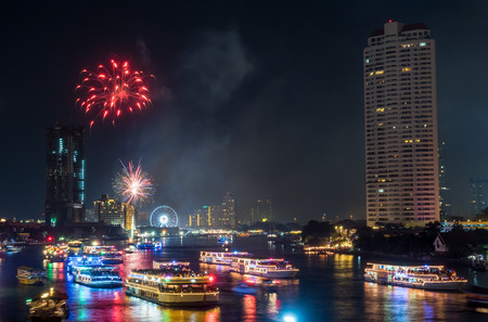 BANGKOK - JANUARY 1: New year countdown celebration fireworks along Chaophraya river, view from Taksin bridge in Bangkok, Thailand, on January 1, 2016.のeditorial素材