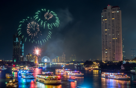 BANGKOK - JANUARY 1: New year countdown celebration fireworks along Chaophraya river, view from Taksin bridge in Bangkok, Thailand, on January 1, 2016.のeditorial素材