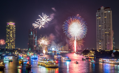 BANGKOK - JANUARY 1: New year countdown celebration fireworks along Chaophraya river, view from Taksin bridge in Bangkok, Thailand, on January 1, 2016.のeditorial素材