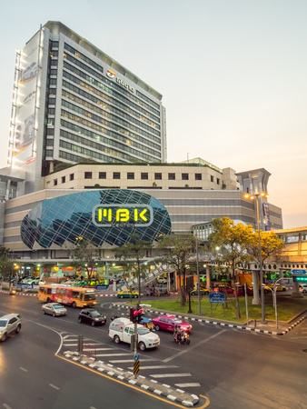 BANGKOK - FEBRUARY 8: MBK shopping with traffic crossroads in twilight evening time under clear sky in Bangkok, Thailand, was taken on February 8, 2016.のeditorial素材