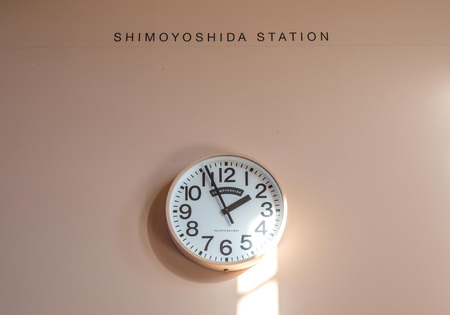 SHIMOYOSHIDA - NOVEMBER 24: Interior decoration and old style design of Shimoyoshida train station, small town near Kawaguchiko, in Japan, was taken on November 24, 2015.のeditorial素材
