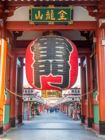TOKYO - NOVEMBER 27: Outstanding landmark Japanese art giant red lantern at Kaminarimon gate, entrance of Sensoji temple, at Asakusa, Tokyo, Japan, was taken on November 27, 2015.のeditorial素材