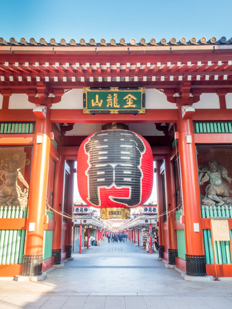 TOKYO - NOVEMBER 27: Outstanding landmark Japanese art giant red lantern at Kaminarimon gate, entrance of Sensoji temple, at Asakusa, Tokyo, Japan, was taken on November 27, 2015.のeditorial素材