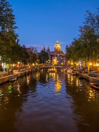 AMSTERDAM - OCTOBER 2: Saint Nicholas church from bridge at Red-light district under twilight evening sky in Amsterdam, Netherlands, on October 2, 2015.のeditorial素材