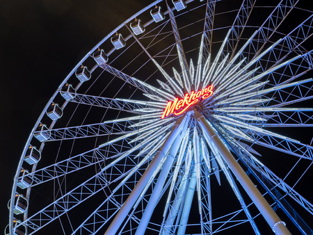 BANGKOK - MAY 14: Large Ferris wheel in Asiatique, open outdoor community shopping mall in Bangkok, Thaialnd, under dark night sky, on May 14, 2016.のeditorial素材