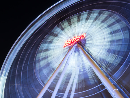 BANGKOK - MAY 14: Dizziness moving Large Ferris wheel in Asiatique, open outdoor community shopping mall in Bangkok, Thaialnd, under dark night sky, on May 14, 2016.のeditorial素材