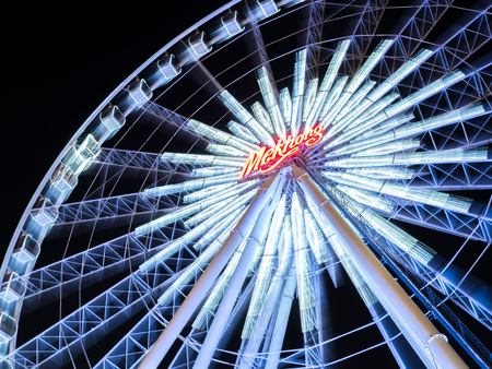 BANGKOK - MAY 14: Dizziness moving Large Ferris wheel in Asiatique, open outdoor community shopping mall in Bangkok, Thaialnd, under dark night sky, on May 14, 2016.のeditorial素材