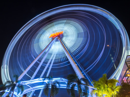 BANGKOK - MAY 14: Dizziness moving Large Ferris wheel in Asiatique, open outdoor community shopping mall in Bangkok, Thaialnd, under dark night sky, on May 14, 2016.のeditorial素材