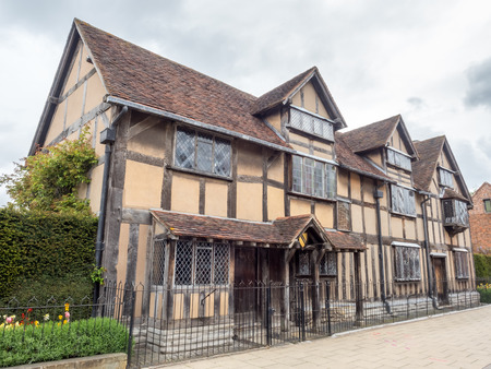 STRATFORD - MAY 20: Shakespeare birthplace house in Stratford-upon-Avon in England, the most famous English poet home town, under cloudy sky on May 20, 2016.のeditorial素材