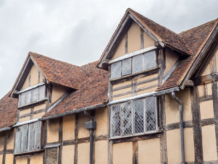 STRATFORD - MAY 20: Shakespeare birthplace house in Stratford-upon-Avon in England, the most famous English poet home town, under cloudy sky on May 20, 2016.のeditorial素材