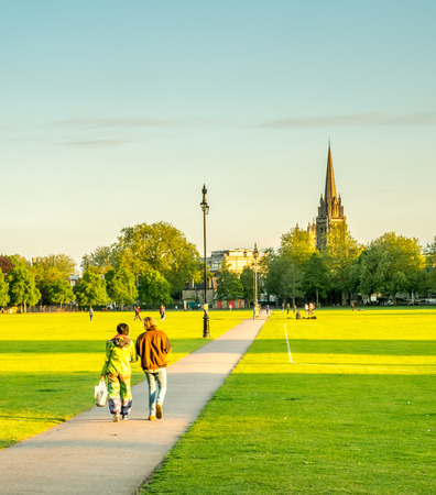 CAMBRIDGE - MAY 23: Parker's piece is large park in Cambridge, England, under blue evening sky, on May 23, 2016.のeditorial素材
