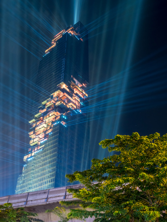 BANGKOK - AUGUST 28: Mahanakorn skyscraper building, the tallest building in Thailand, in grand opening rehearsal light show under twilight evening sky in Bangkok, Thailand, on August 28, 2016.のeditorial素材