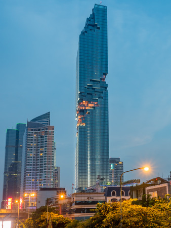 BANGKOK - AUGUST 28: Mahanakorn skyscraper building, the tallest building in Thailand, in grand opening rehearsal light show under twilight evening sky in Bangkok, Thailand, on August 28, 2016.のeditorial素材