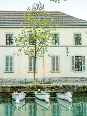 ANNECY, FRANCE - APRIL 13 : Boats dock at pier in lake in Annecy, France, on April 13, 2017.のeditorial素材