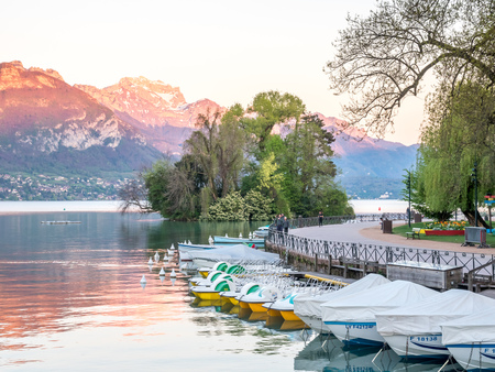 ANNECY, FRANCE - APRIL 13 : Boats dock at pier in lake in Annecy, France, on April 13, 2017.のeditorial素材