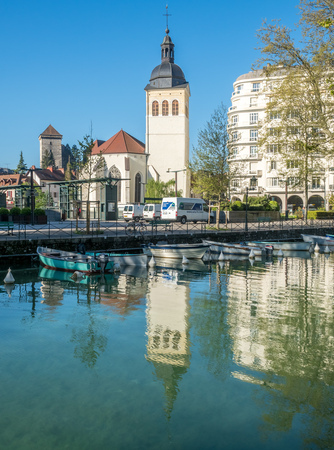 ANNECY, FRANCE - APRIL 14 : Saint Maurice church tower with reflection in canal water in Annecy, France, on April 14, 2017.のeditorial素材