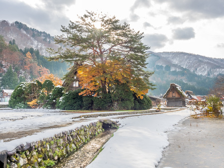 Gassho-zukuri unique architecture house in Shirakawa village, the UNESCO world heritage place, with snow in early winter season in Gifu, Japanのeditorial素材
