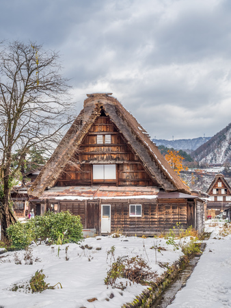 Gassho-zukuri unique architecture house in Shirakawa village, the UNESCO world heritage place, with snow in early winter season in Gifu, Japanのeditorial素材
