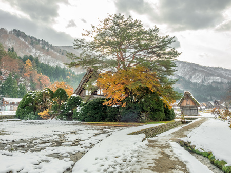 Gassho-zukuri unique architecture house in Shirakawa village, the UNESCO world heritage place, with snow in early winter season in Gifu, Japanのeditorial素材