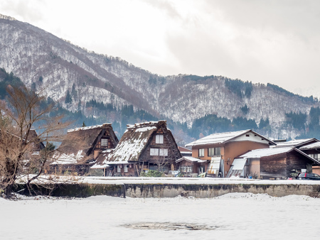 Gassho-zukuri unique architecture house in Shirakawa village, the UNESCO world heritage place, with snow in early winter season in Gifu, Japanのeditorial素材