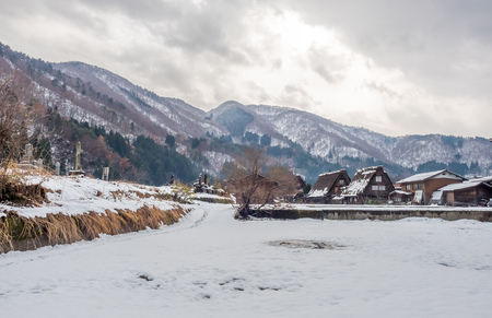 Gassho-zukuri unique architecture house in Shirakawa village, the UNESCO world heritage place, with snow in early winter season in Gifu, Japanのeditorial素材