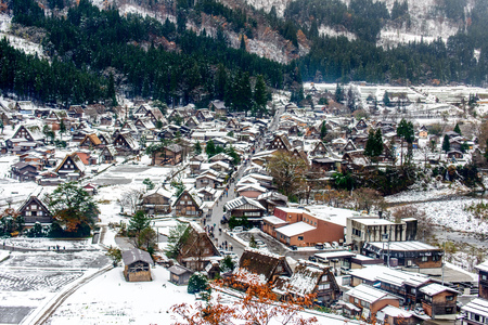 Gassho-zukuri house unique architecture in Shirakawa village, the UNESCO World heritage place, in early winter season in Gifu, Japanのeditorial素材