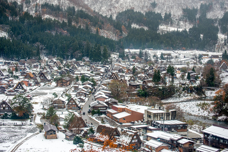 Gassho-zukuri house unique architecture in Shirakawa village, the UNESCO World heritage place, in early winter season in Gifu, Japanのeditorial素材