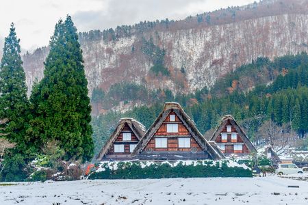 Gassho-zukuri house unique architecture in Shirakawa village, the UNESCO World heritage place, in early winter season in Gifu, Japanのeditorial素材