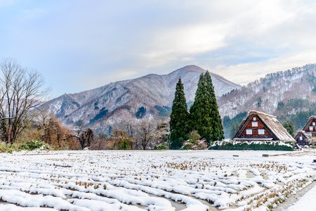 Gassho-zukuri house unique architecture in Shirakawa village, the UNESCO World heritage place, in early winter season in Gifu, Japanのeditorial素材
