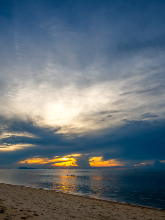 Seascape view under sunset cloudy blue sky in evening twilight time at Samui island, Thailandの写真素材