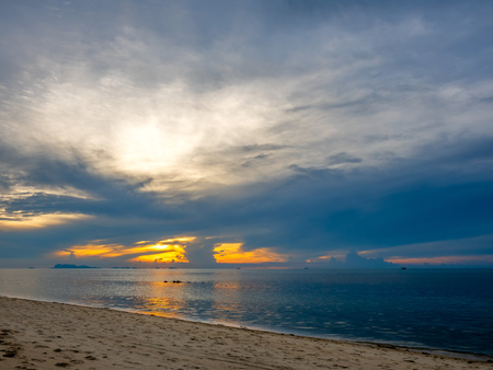 Seascape view under sunset cloudy blue sky in evening twilight time at Samui island, Thailandの写真素材