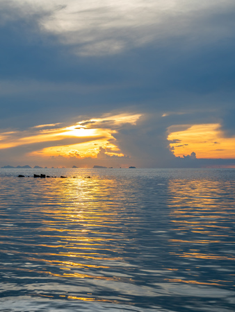 Seascape view under sunset cloudy blue sky in evening twilight time at Samui island, Thailandの写真素材