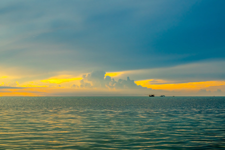 Seascape view under sunset cloudy blue sky in evening twilight time at Samui island, Thailandの写真素材
