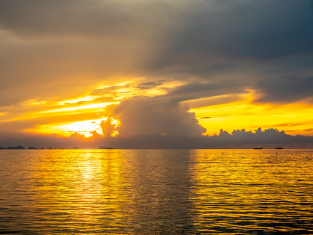 Seascape view under sunset cloudy blue sky in evening twilight time at Samui island, Thailandの写真素材