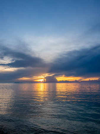 Seascape view under sunset cloudy blue sky in evening twilight time at Samui island, Thailandの写真素材