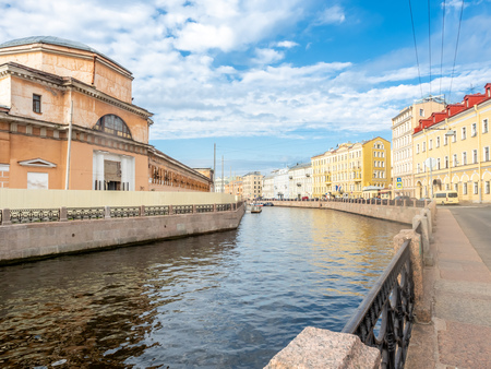 SAINT PETERSBURG, RUSSIA - SEPTEMBER 2 : Walk way along canal with surrounding buildings in Saint Petersburg, Russia, on September 2, 2018.のeditorial素材
