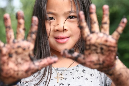  close up of child  showing two dirty hands
の写真素材