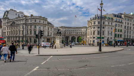 London, UK - May 21, 2017: Admiralty Arch, entrance to the Mall, wide angle view with people crossing the road and traffic.のeditorial素材
