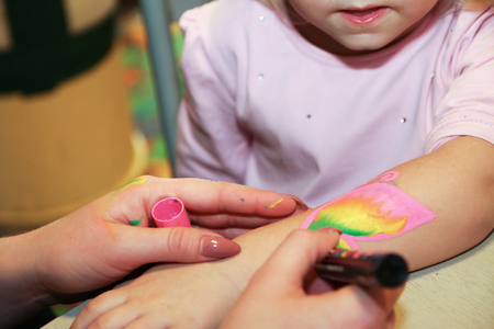 Painting pictures on washable handles children with the markersの写真素材