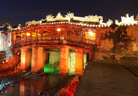 Japanese COvered Bridge at night - Hoi An Vietnam. This bridge is a famous landmark in the UNESCO listed Vietnamese town.のeditorial素材