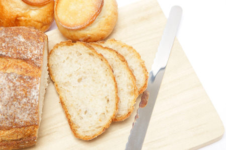 cutting bread　