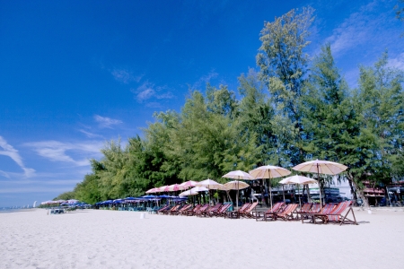 Colorful beach chairs at Cha-Am beach, Thailandの写真素材