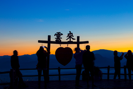 PAI MAE HONGSON THAILAND - November 29 : Unidentified tourists awaiting sunrise on November 29 2018 at Yun Lai viewpoint Pai Mae Hongson Thailand. The Yun Lai viewpoint is favorite place to see sunrise and sea fog for tourists.のeditorial素材