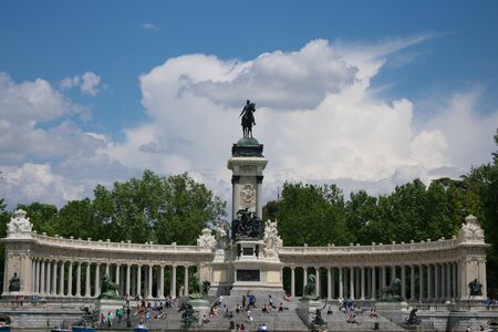 Crowd in front of monument overlooking the lake at Parque del Buen Retiro, Madridの写真素材