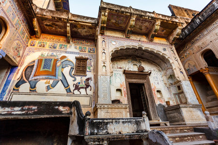 Facade with an elephant mural of an old haveli in Mandawa, Rajasthan, India, Asiaの写真素材