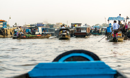 CAN THO, VIETNAM - 3/24/2016: Merchants gather at Cai Rang Floating Market on the Mekong river to sell products to local re-sellers.のeditorial素材